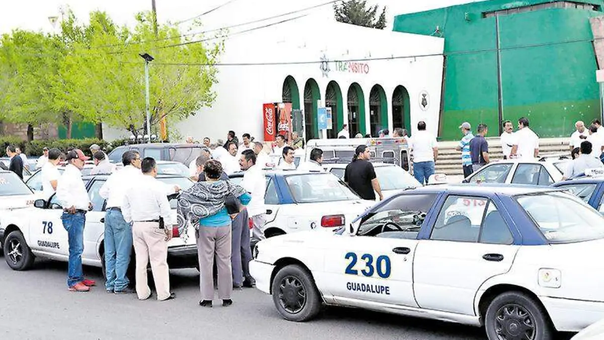 Taxists afuera de la Dirección de Policía Vial en la capital zacatecana